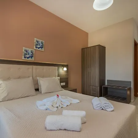 מלון דירות Pansion Mary 4*