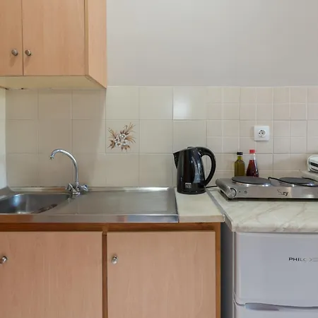 מלון דירות Pansion Mary 4*